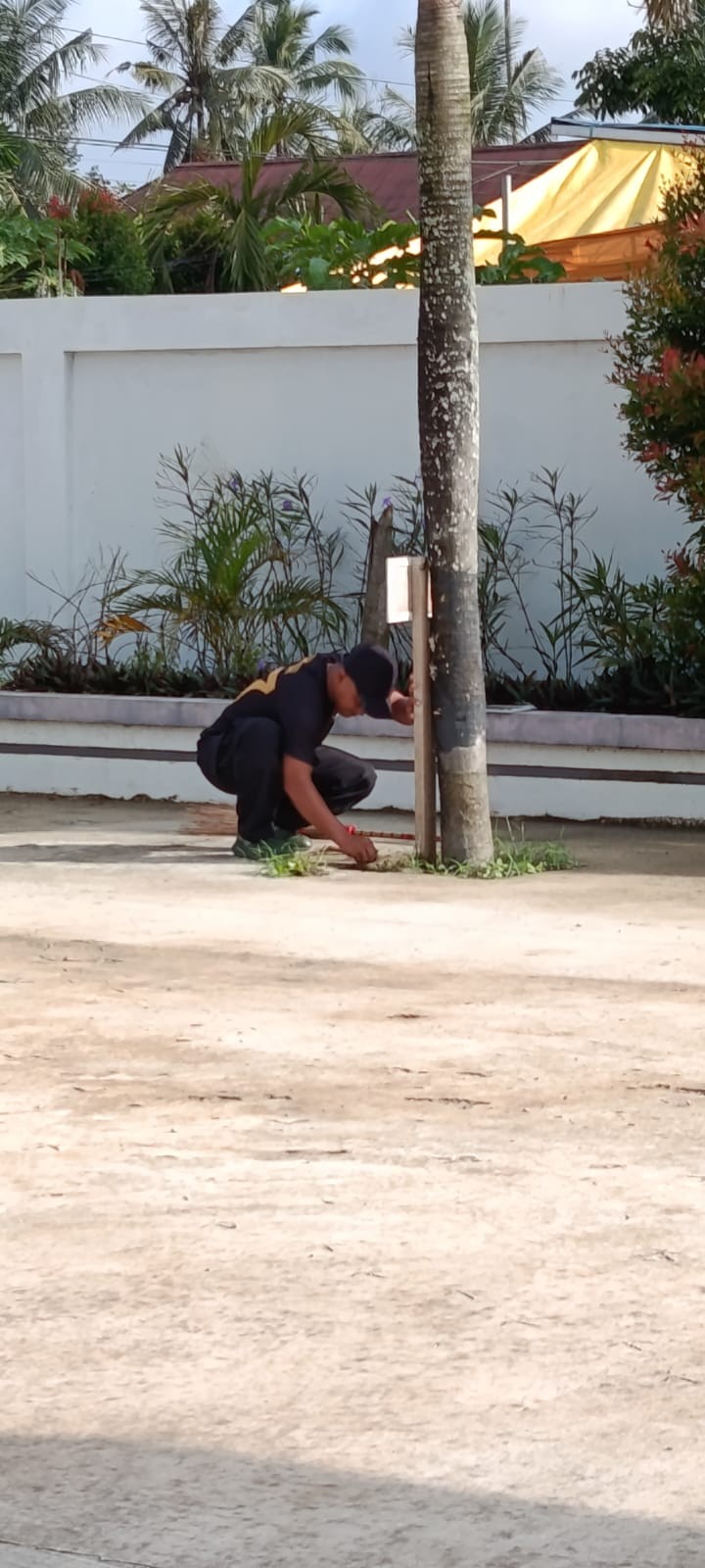 Aksi Gotong Royong pegawai Kelurahan membersihkan lingkungan sekitar kantor supaya bersih dan nyaman.