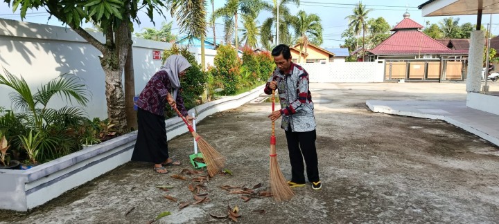 Aksi Gotong Royong pegawai Kelurahan membersihkan lingkungan sekitar kantor supaya bersih dan nyaman.