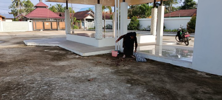 Aksi Gotong Royong pegawai Kelurahan membersihkan lingkungan sekitar kantor supaya bersih dan nyaman.