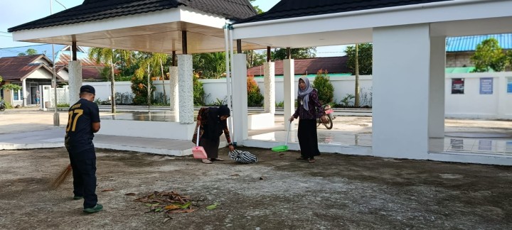 Aksi Gotong Royong pegawai Kelurahan membersihkan lingkungan sekitar kantor supaya bersih dan nyaman.