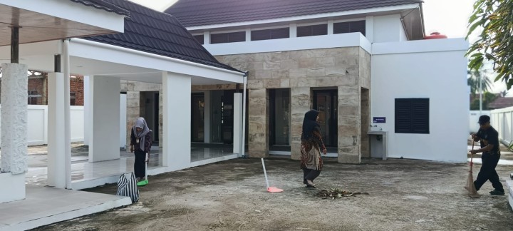 Aksi Gotong Royong pegawai Kelurahan membersihkan lingkungan sekitar kantor supaya bersih dan nyaman.