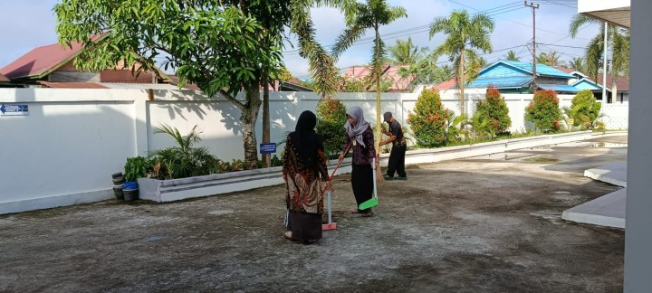 Aksi Gotong Royong pegawai Kelurahan membersihkan lingkungan sekitar kantor supaya bersih dan nyaman.