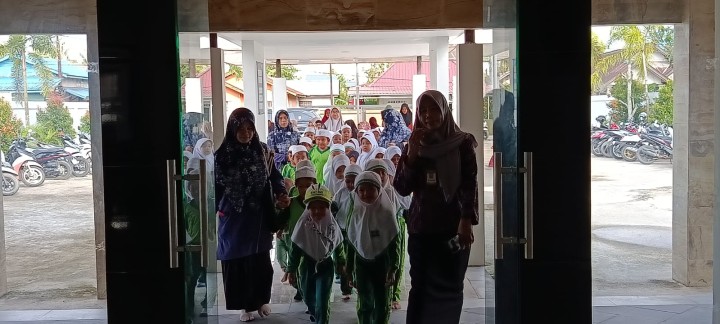 Kunjungan anak sekolah TK RA Ma'arif NU samarinda ke Perpustakaan Kelurahan Sindang Sari.