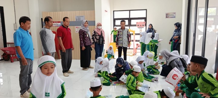 Kunjungan anak sekolah TK RA Ma'arif NU samarinda ke Perpustakaan Kelurahan Sindang Sari.
