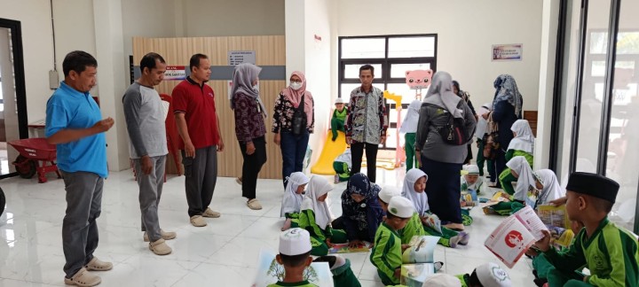 Kunjungan anak sekolah TK RA Ma'arif NU samarinda ke Perpustakaan Kelurahan Sindang Sari.