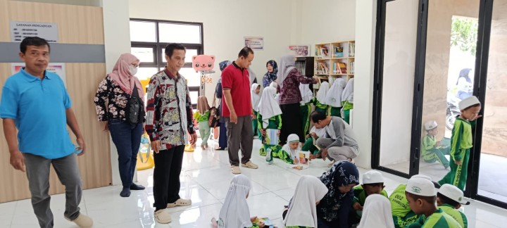 Kunjungan anak sekolah TK RA Ma'arif NU samarinda ke Perpustakaan Kelurahan Sindang Sari.