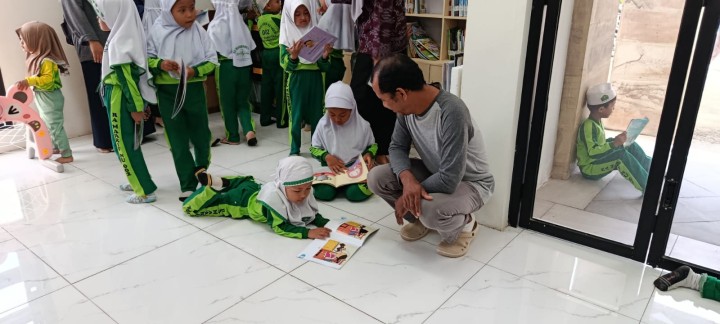Kunjungan anak sekolah TK RA Ma'arif NU samarinda ke Perpustakaan Kelurahan Sindang Sari.