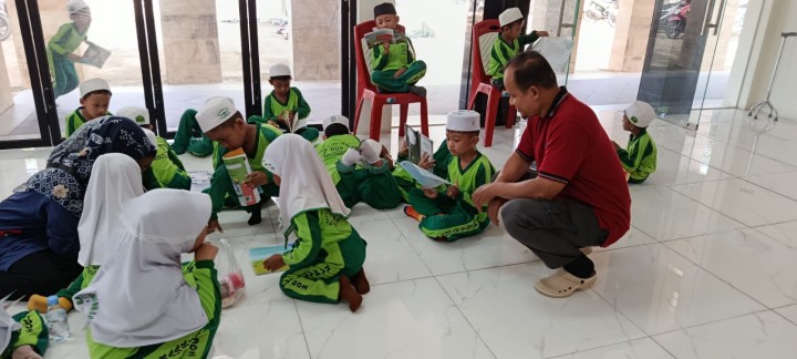 Kunjungan anak sekolah TK RA Ma'arif NU samarinda ke Perpustakaan Kelurahan Sindang Sari.
