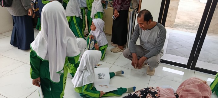 Kunjungan anak sekolah TK RA Ma'arif NU samarinda ke Perpustakaan Kelurahan Sindang Sari.