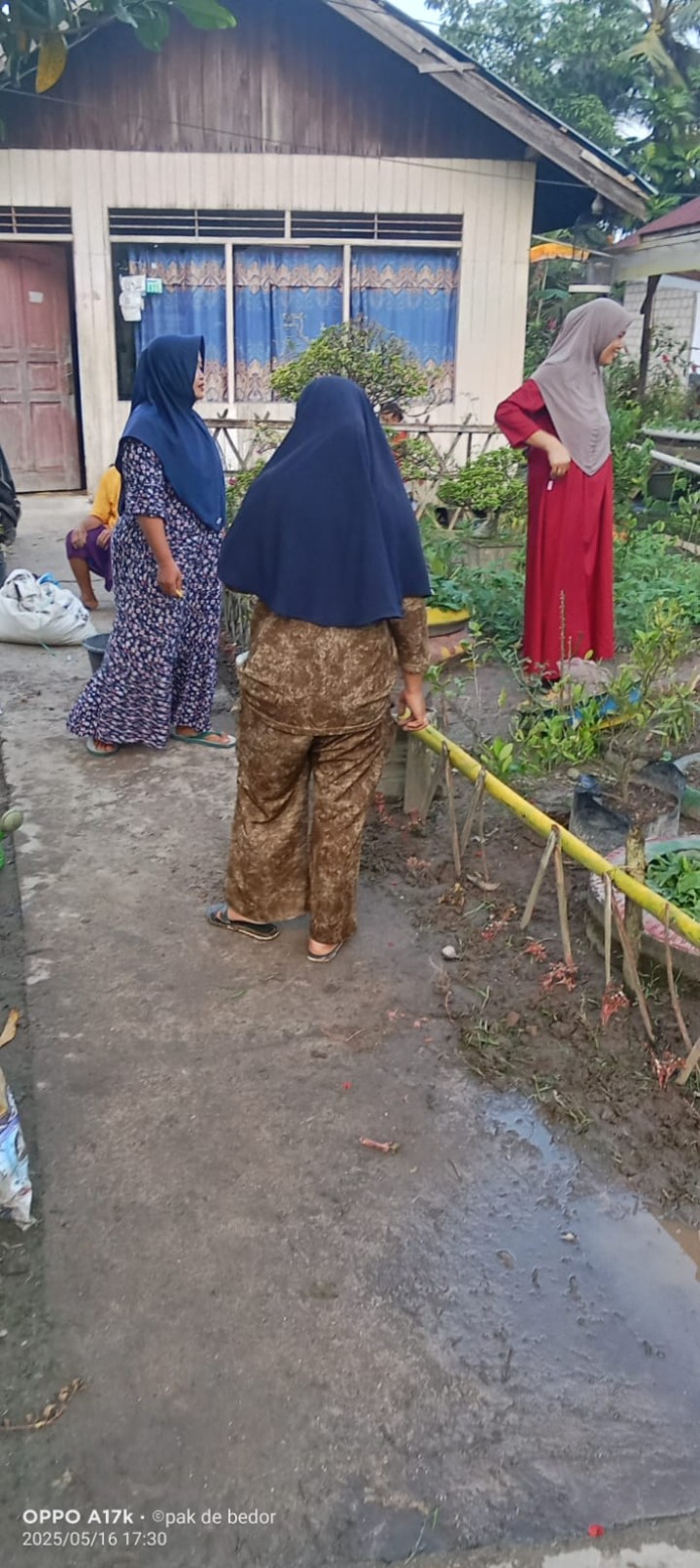 Gotong Royong Lingkungan RT masing-masing