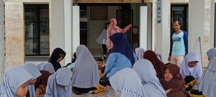 Kunjungan SDN 013 ke Perpustakaan Kelurahan Sindang Sari