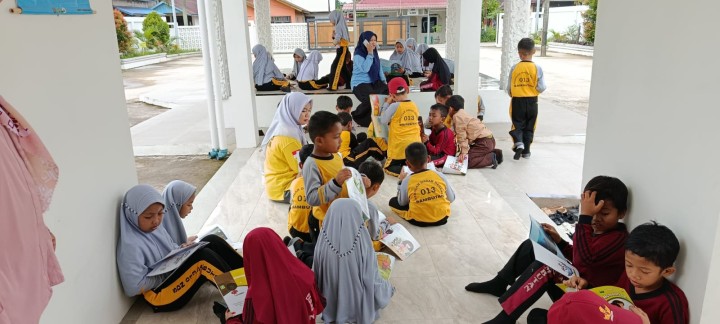 Kunjungan SDN 013 ke Perpustakaan Kelurahan Sindang Sari