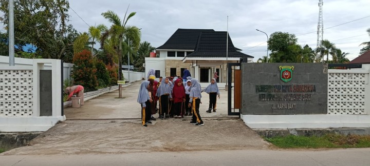 Kunjungan SDN 013 ke Perpustakaan Kelurahan Sindang Sari