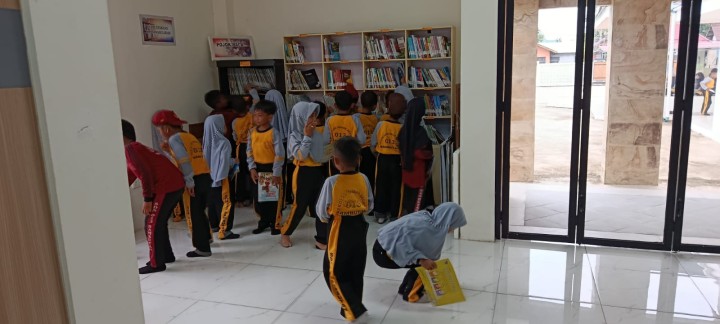 Kunjungan SDN 013 ke Perpustakaan Kelurahan Sindang Sari