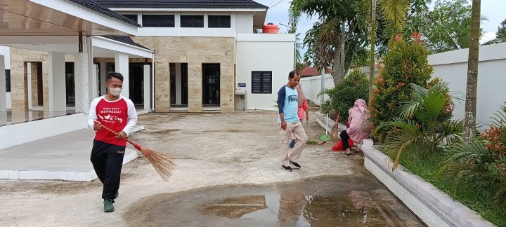 Gotong royong Lingkungan sekitar Halaman Kantor Kelurahan Sindang Sari.