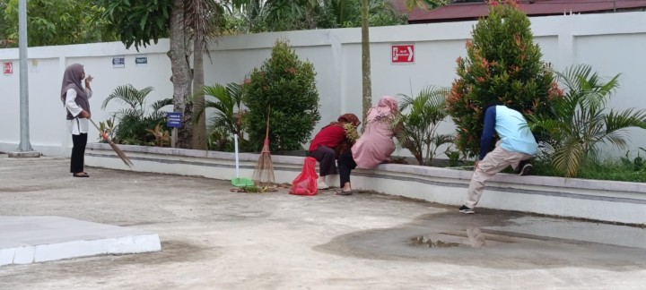 Gotong royong Lingkungan sekitar Halaman Kantor Kelurahan Sindang Sari.