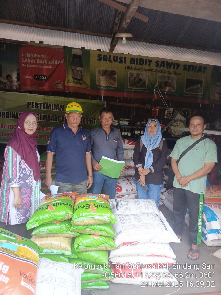 Pembagian Benih dari Dinas Ketapang tani untuk poktan se_kelurahan sindang sari di rumah Pak Mulyono RT.06, Ketua Gapoktan Sindang Sari