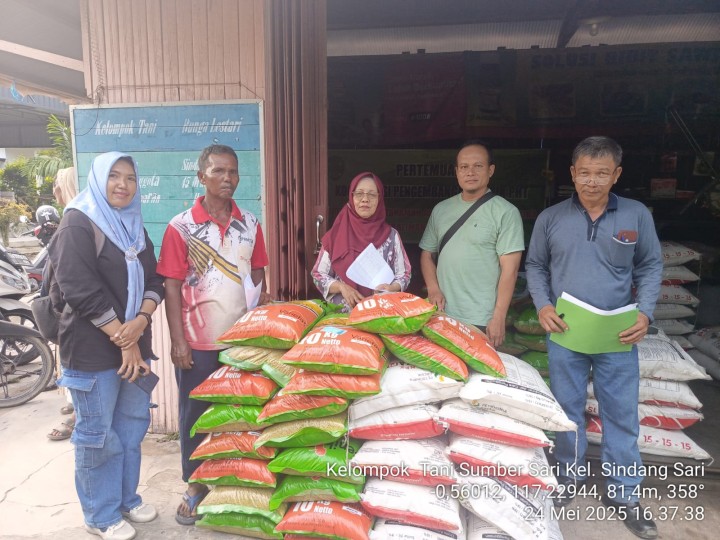 Pembagian Benih dari Dinas Ketapang tani untuk poktan se_kelurahan sindang sari di rumah Pak Mulyono RT.06, Ketua Gapoktan Sindang Sari