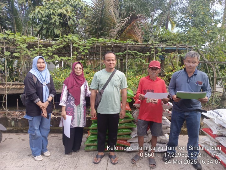 Pembagian Benih dari Dinas Ketapang tani untuk poktan se_kelurahan sindang sari di rumah Pak Mulyono RT.06, Ketua Gapoktan Sindang Sari