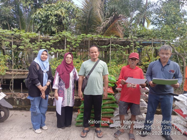 Pembagian Benih dari Dinas Ketapang tani untuk poktan se_kelurahan sindang sari di rumah Pak Mulyono RT.06, Ketua Gapoktan Sindang Sari