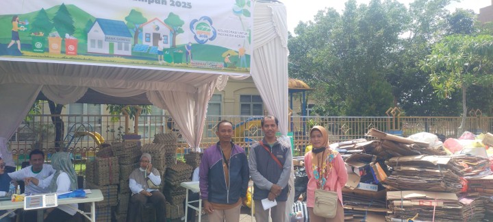 Kegiatan Sedekah Sampah Plastik Oleh Kasi ekobang dan staf kelurahan di dampingi oleh Staf KLH kecamatan sambutan.
