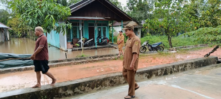 Monitoring lokasi rumah warga yang terdampak banjir,ketinggian air yakni di atas mata kaki orang dewasa