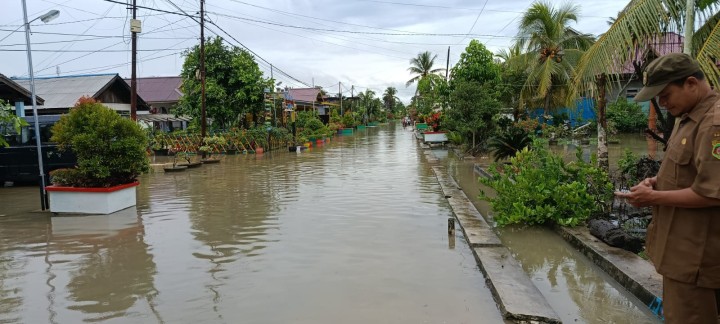 Monitoring lokasi rumah warga yang terdampak banjir,ketinggian air yakni di atas mata kaki orang dewasa