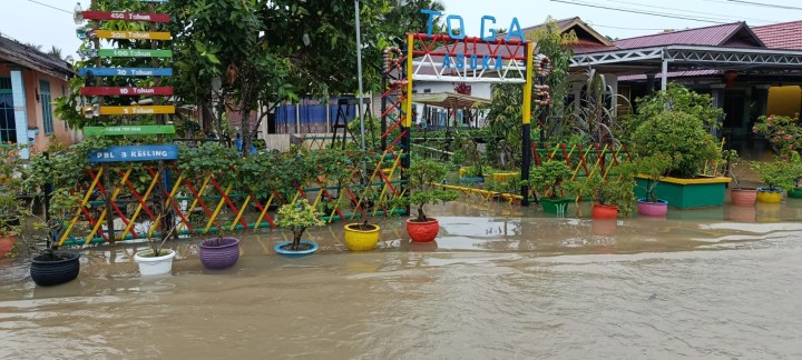 Monitoring lokasi rumah warga yang terdampak banjir,ketinggian air yakni di atas mata kaki orang dewasa
