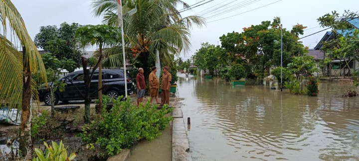 Monitoring lokasi rumah warga yang terdampak banjir,ketinggian air yakni di atas mata kaki orang dewasa