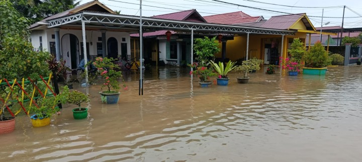 Monitoring lokasi rumah warga yang terdampak banjir,ketinggian air yakni di atas mata kaki orang dewasa
