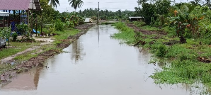 Monitoring lokasi rumah warga yang terdampak banjir,ketinggian air yakni di atas mata kaki orang dewasa