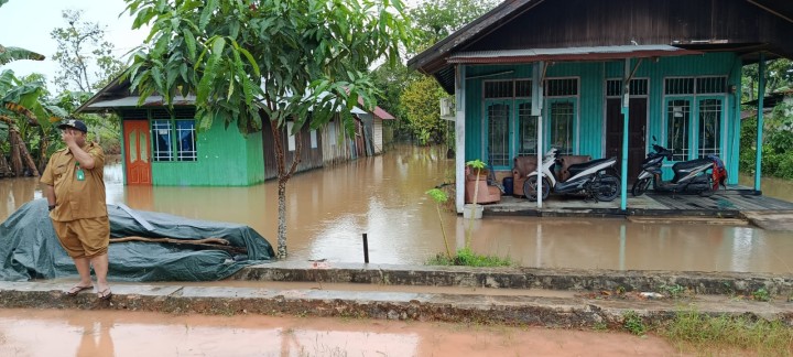 Monitoring lokasi rumah warga yang terdampak banjir,ketinggian air yakni di atas mata kaki orang dewasa
