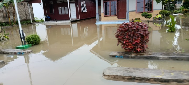 Monitoring lokasi rumah warga yang terdampak banjir,ketinggian air yakni di atas mata kaki orang dewasa