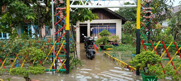 Monitoring lokasi rumah warga yang terdampak banjir,ketinggian air yakni di atas mata kaki orang dewasa