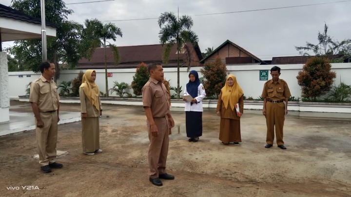 Rutinitas apel pagi di Lingkungan Pemerintahan Kelurahan Sindang
