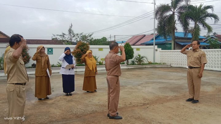 Rutinitas apel pagi di Lingkungan Pemerintahan Kelurahan Sindang