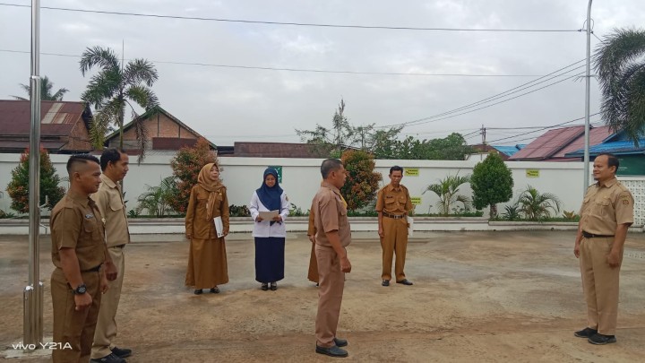 Rutinitas apel pagi di Lingkungan Pemerintahan Kelurahan Sindang
