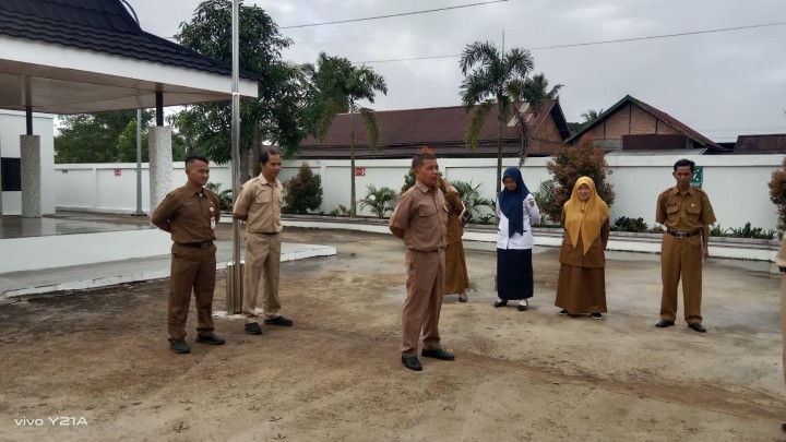 Rutinitas apel pagi di Lingkungan Pemerintahan Kelurahan Sindang