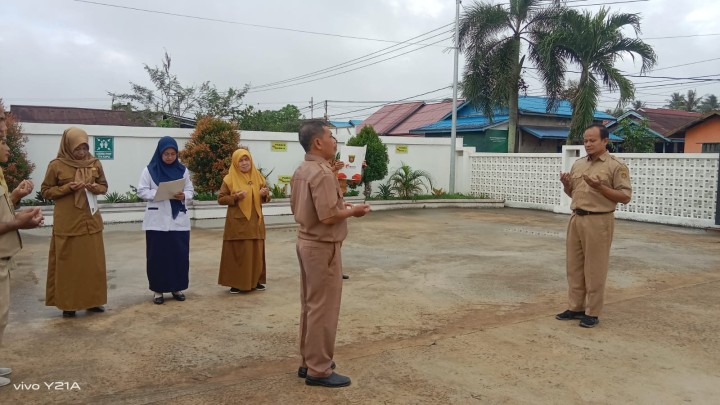 Rutinitas apel pagi di Lingkungan Pemerintahan Kelurahan Sindang