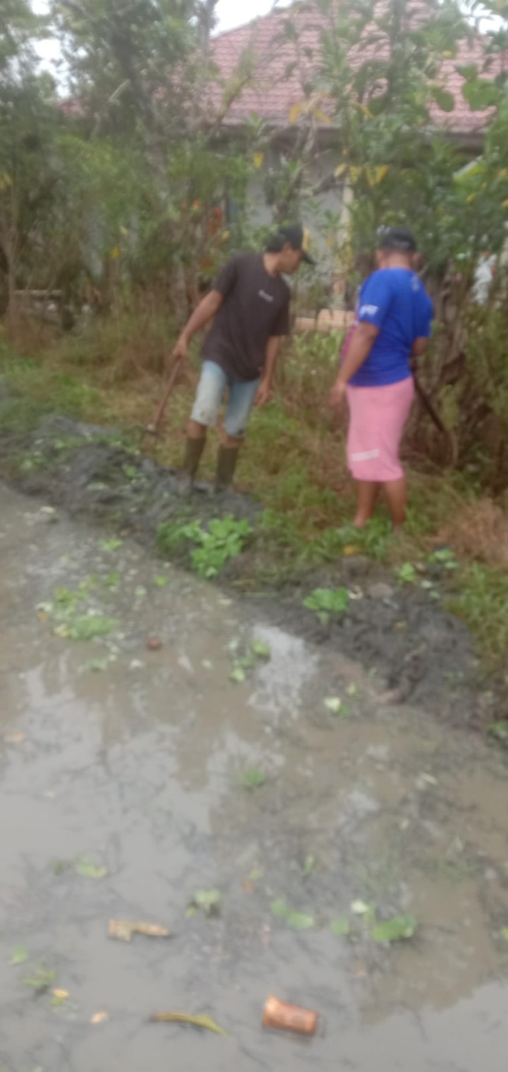 Hari Minggu Gotong Royong Mingguan oleh masyarakat Sindang Sari di lingkungan RT.4,7 dan RT.9 .