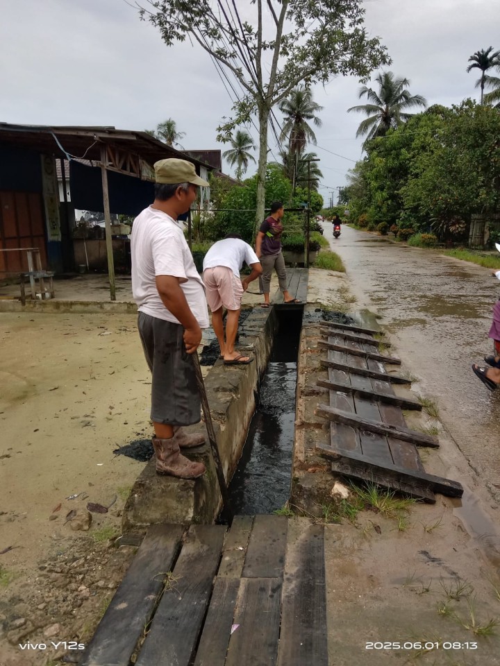 Hari Minggu Gotong Royong Mingguan oleh masyarakat Sindang Sari di lingkungan RT.4,7 dan RT.9 .