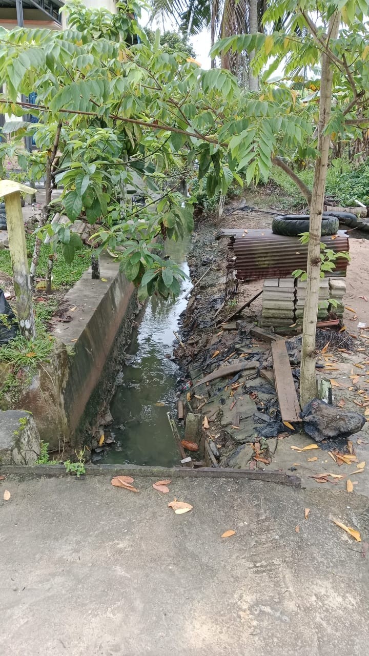 Hari Minggu Gotong Royong Mingguan oleh masyarakat Sindang Sari di lingkungan RT.4,7 dan RT.9 .