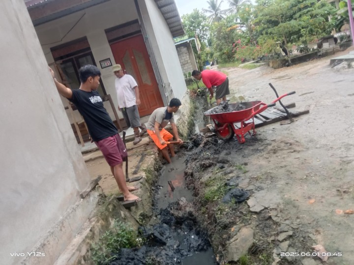 Hari Minggu Gotong Royong Mingguan oleh masyarakat Sindang Sari di lingkungan RT.4,7 dan RT.9 .