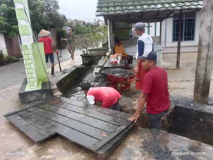 Hari Minggu Gotong Royong Mingguan oleh masyarakat Sindang Sari di lingkungan RT.4,7 dan RT.9 .