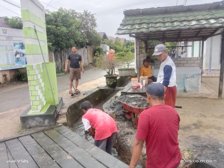Hari Minggu Gotong Royong Mingguan oleh masyarakat Sindang Sari di lingkungan RT.4,7 dan RT.9 .