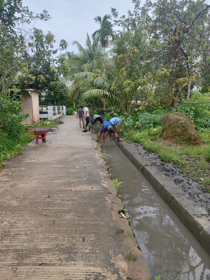 Hari Minggu Gotong Royong Mingguan oleh masyarakat Sindang Sari di lingkungan RT.4,7 dan RT.9 .