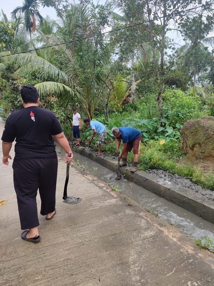 Hari Minggu Gotong Royong Mingguan oleh masyarakat Sindang Sari di lingkungan RT.4,7 dan RT.9 .