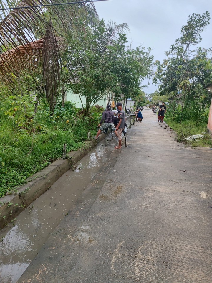 Hari Minggu Gotong Royong Mingguan oleh masyarakat Sindang Sari di lingkungan RT.4,7 dan RT.9 .