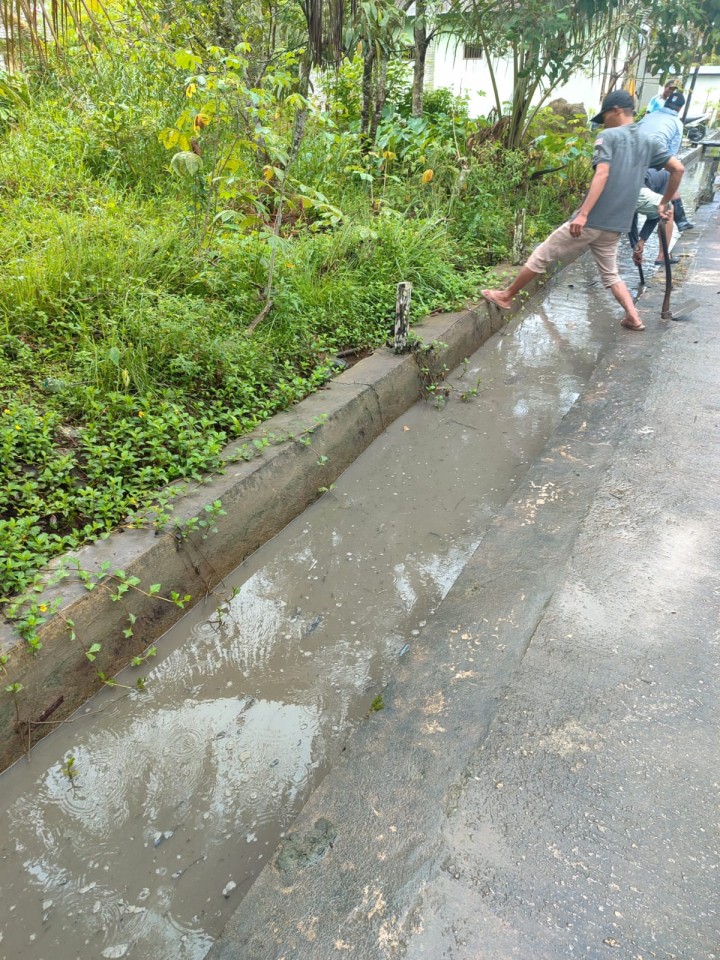 Hari Minggu Gotong Royong Mingguan oleh masyarakat Sindang Sari di lingkungan RT.4,7 dan RT.9 .