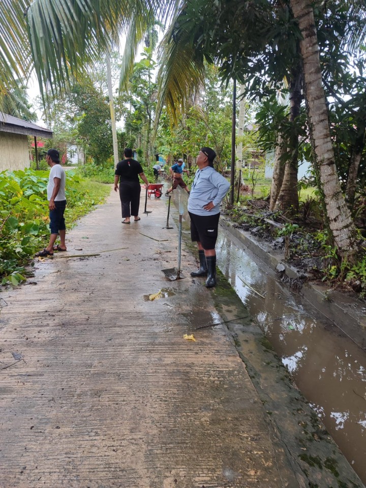 Hari Minggu Gotong Royong Mingguan oleh masyarakat Sindang Sari di lingkungan RT.4,7 dan RT.9 .